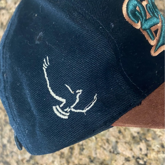 High End Red Hawk Casino CA Suede Brim Two Tone Strap Back Baseball Hat MINTY - Picture 3 of 6